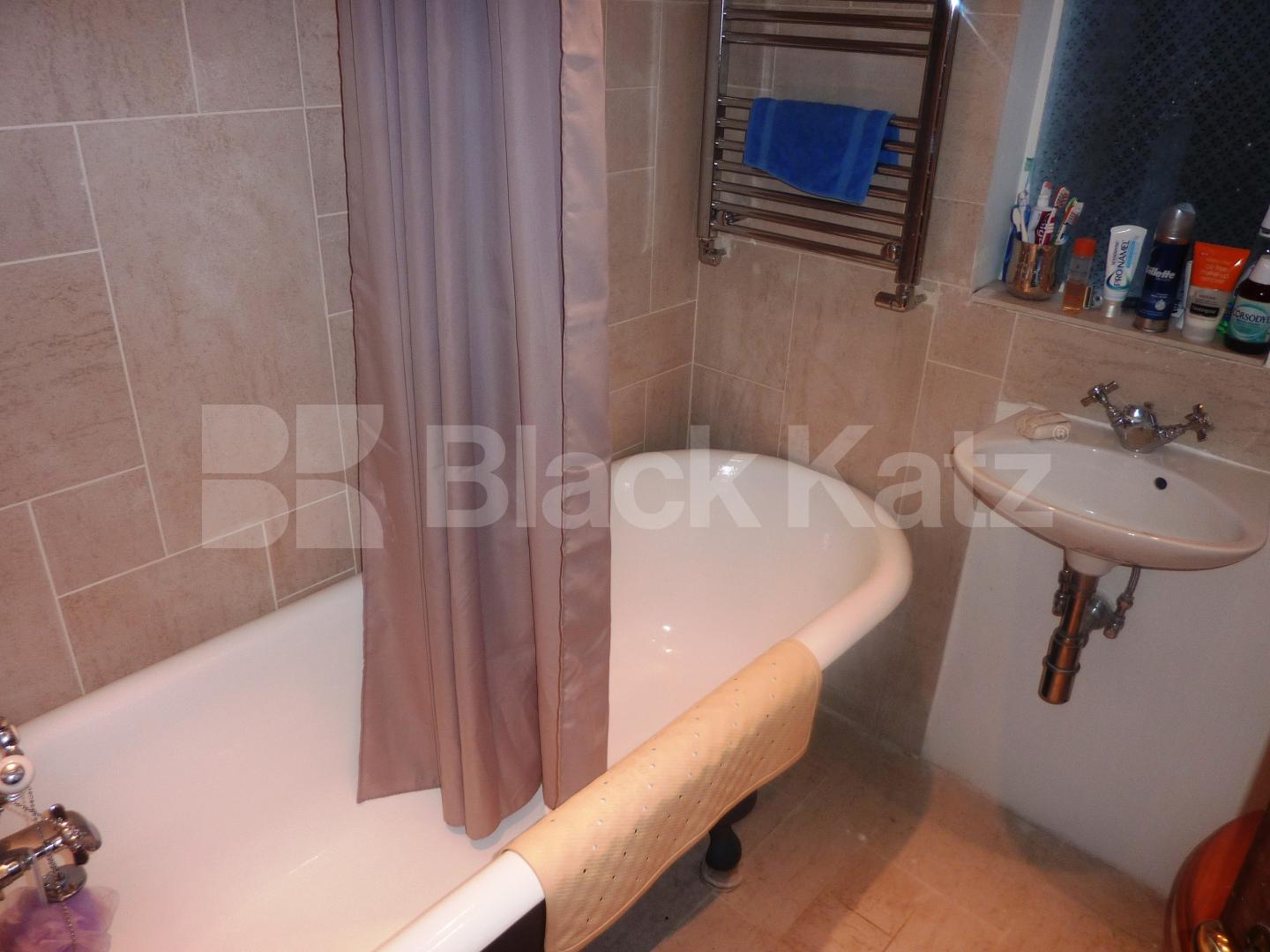 			STUNNING HOUSE!, 4 Bedroom, 1 bath, 1 reception House			 Kiver Road, UPPER HOLLOWAY